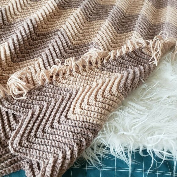 Handmade Crochet Afghan/Blanket Baby Blanket‎ Pink Moth Chevron - Picture 6 of 8